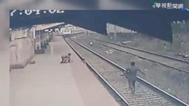 印度6歲童墜火車月台 員工狂奔搶命 | 華視新聞