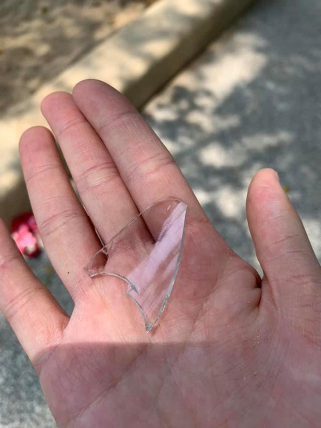 家長貼出照片指出在公園沙堆裡發現碎玻璃。（翻攝自臉書新竹大小事）