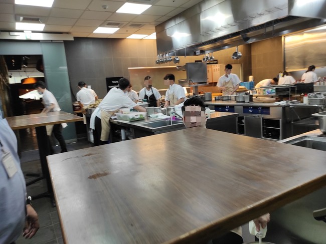 米其林2星餐廳遭爆「廚師未戴口罩」衛生局稽查到3缺失 | 華視新聞
