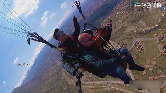 土耳其空中奇景 玩滑翔傘還拉小提琴 | 華視新聞