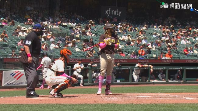 MLB歡慶母親節 球員粉紅裝扮超吸睛 | 華視新聞
