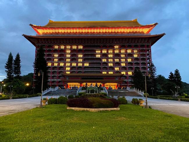 疫情嚴峻單日增206例本土 圓山飯店再亮起「平安」祈福 | 華視新聞