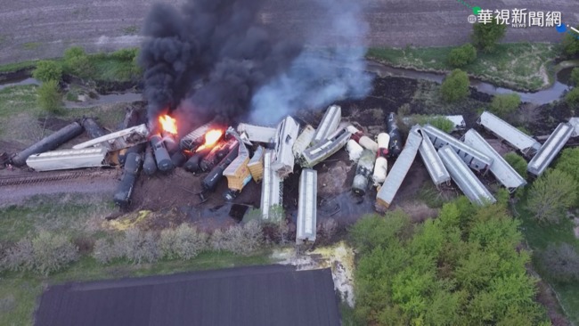 美國1載送危險物質列車 出軌爆炸起火 | 華視新聞