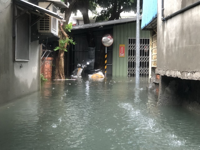 內湖區東湖路58巷積淹水。（台北市政府水利處提供）