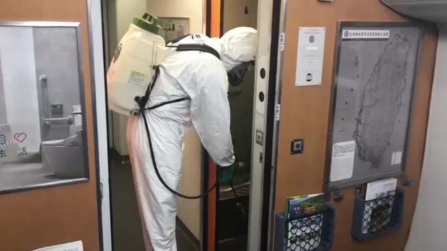 1男搭自強號「身體不適」 台鐵緊急消毒.乘客換車廂 | 華視新聞