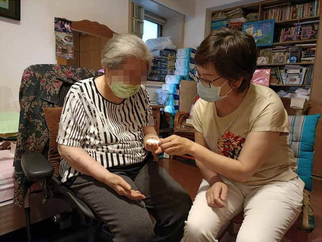 96歲嬤「血氧狂掉」不怕染疫！喊：疫苗留給年輕人 | 華視新聞