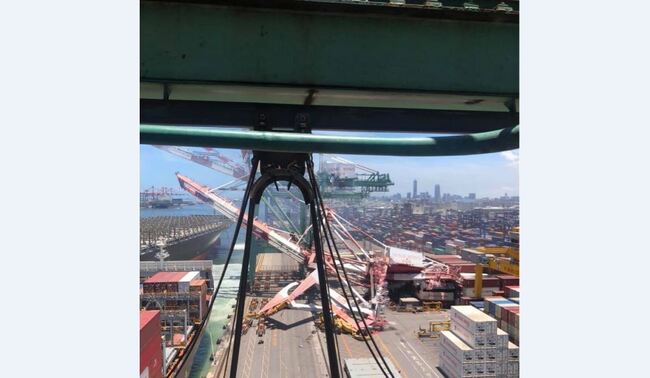 貨櫃輪撞向高雄港碼頭  起重機倒塌一工人受傷 | 華視新聞