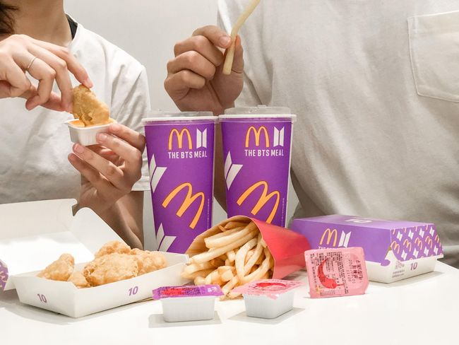 6/9限量開賣！麥當勞推BTS聯名套餐 紫色包裝超夢幻 | 華視新聞