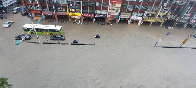 雷雨轟炸北北基！信義區成「黃河一片」 | 華視新聞