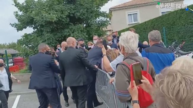 法國總統與群眾握手時 遭當眾賞耳光 | 華視新聞