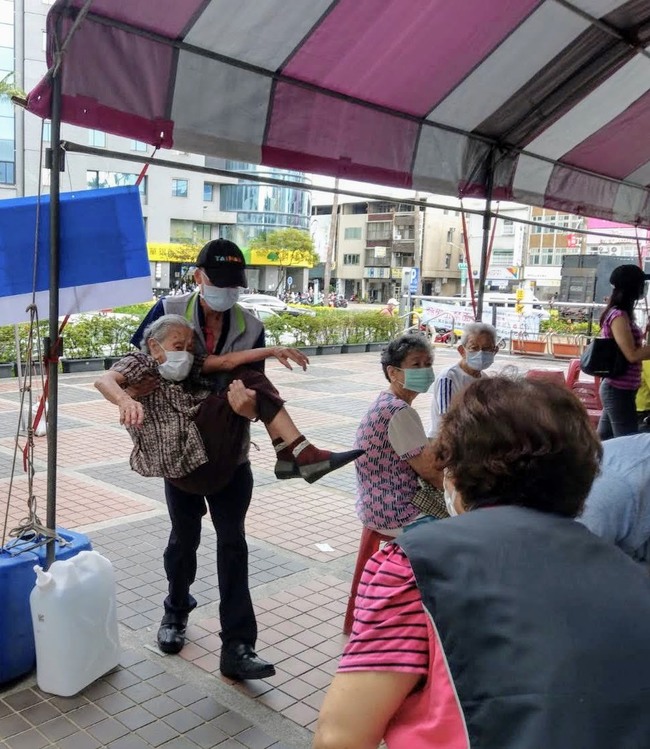 暖！ 台南衛生所主秘公主抱96歲阿嬤進去打疫苗 | 華視新聞