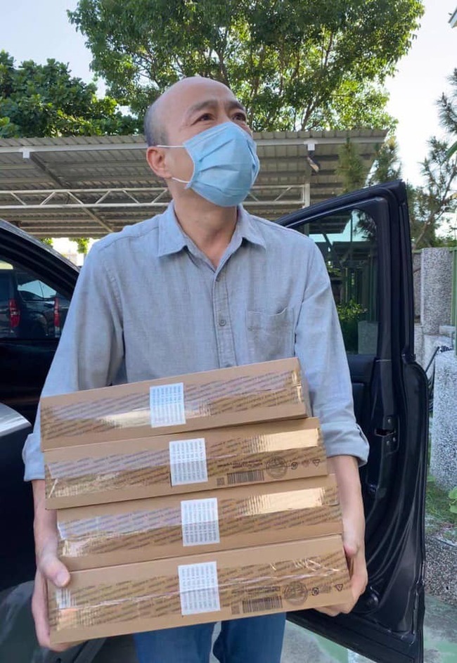 韓國瑜捐100台筆電給偏鄉！化身送貨員照片曝 | 華視新聞