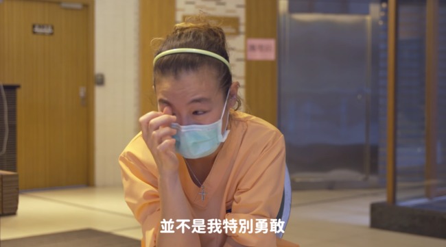 照顧確診者影片曝光 護理師落淚「沒有時間害怕」 | 華視新聞