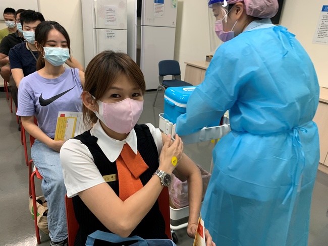 高鐵太狂！1瓶疫苗「精準施打」15人 一線員工完成接種 | 華視新聞