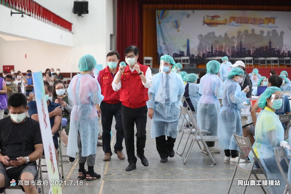 圖說:陳其邁市長到接種站給予醫護鼓勵。圖/取自陳其邁臉書