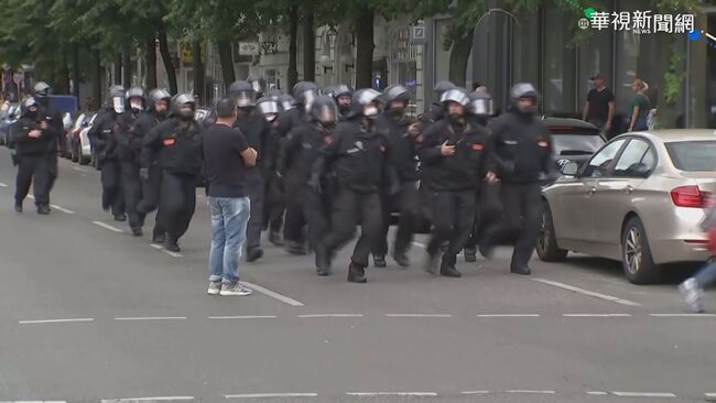 不滿防疫令! 德民眾上街抗議 與警爆衝突 | 華視新聞