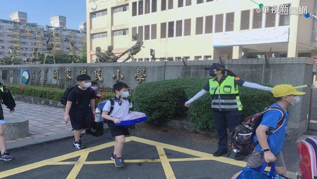 安心上下學! 中市警啟動「護童勤務」 | 華視新聞