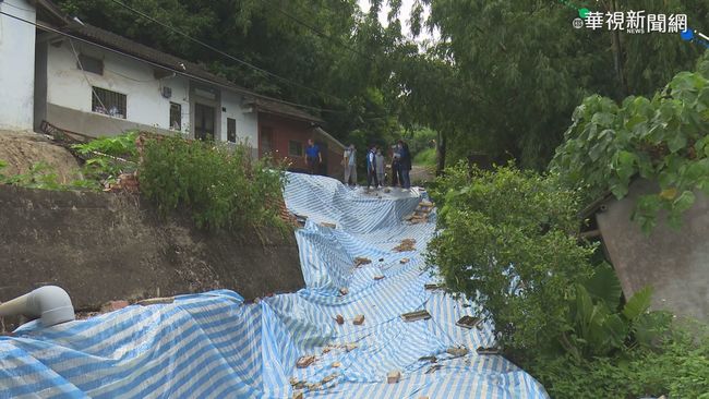 路塌未修遇颱風 居民憂坑洞擴大! | 華視新聞