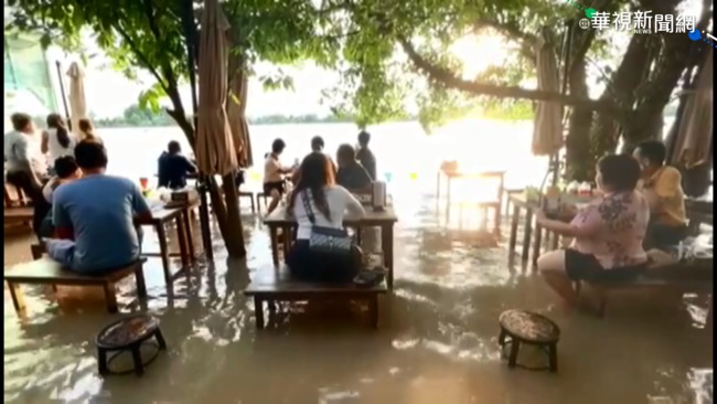 泰國水患釀9死 民眾"烤肉衝浪"苦中作樂 | 華視新聞