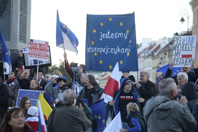 波蘭也要脫歐？法院否定歐盟法 掀10萬人反脫歐示威 | 華視新聞