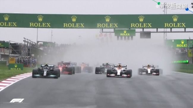F1雨中激戰 Alonso遭撞怒罵對手! | 華視新聞