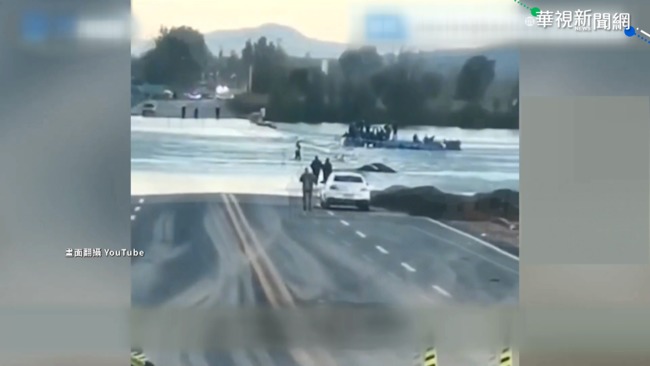 中國河北巴士墜河 乘客爬上車頂待援 | 華視新聞