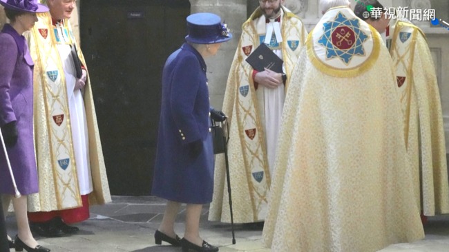 出席西敏寺禮拜 英女王罕見拄拐杖 | 華視新聞