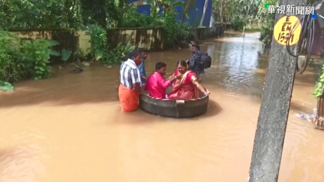 印度洪災街道淹水 新人"大鍋渡河"完婚 | 華視新聞