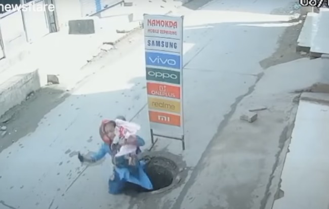 好危險！印度粗心母邊走邊滑手機 下一秒「直墜下水道」 | 華視新聞