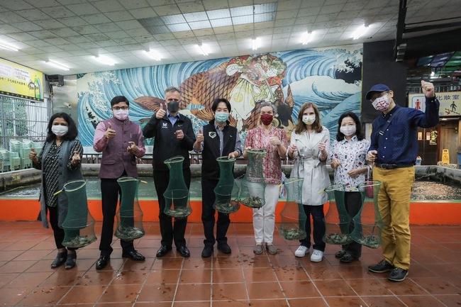 賴清德邀駐台使節來「釣蝦」 盼了解台灣生活文化 | 華視新聞