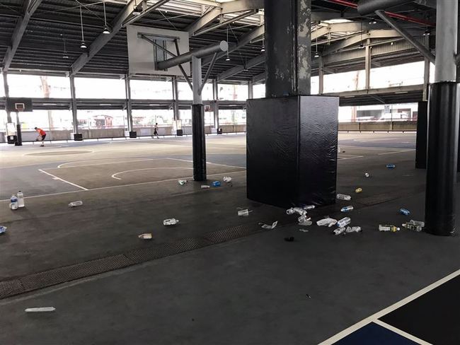 在地人驚「籃球場怎滿地垃圾？」清潔員嘆：每天都這樣 | 華視新聞
