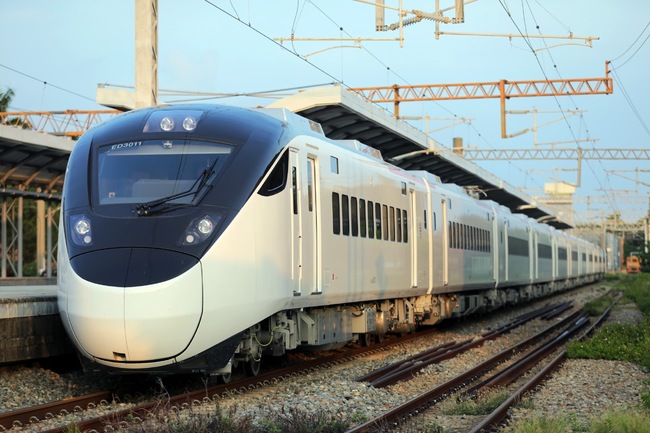 EMU3000型列車年底啟航 商務車廂「騰雲座艙」搶先看 | 華視新聞
