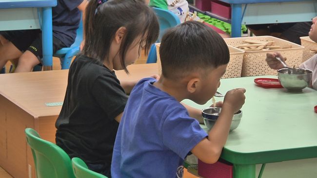 幼教師疑要求學生「撿地上東西吃」 家長連署怒喊撤換 | 華視新聞