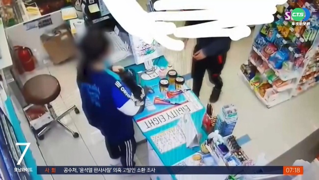 南韓女店員勸戴口罩 遭顧客掌摑趴地 | 華視新聞