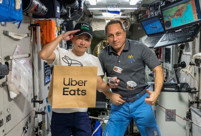 世界創舉！Uber Eats攜手日企業家 完成美食外送上太空 | 華視新聞