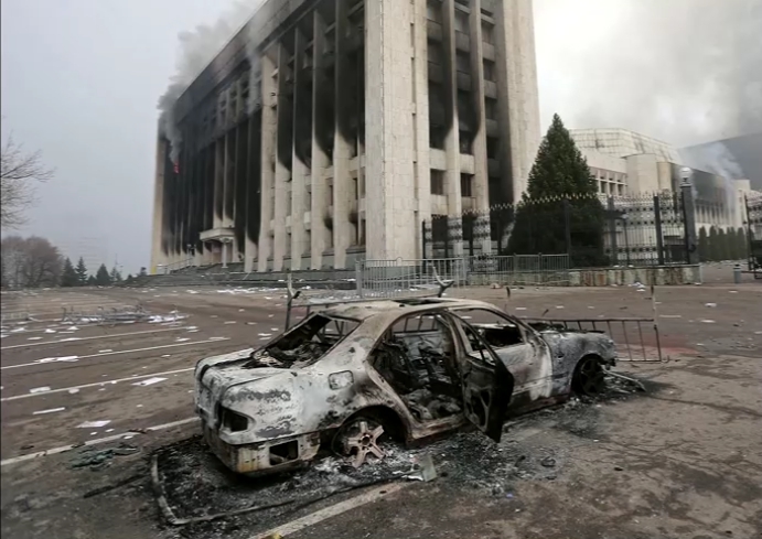 哈薩克流血暴動釀44死 俄羅斯領軍進入維安 | 遭抗議民眾焚毀的車輛（路透）