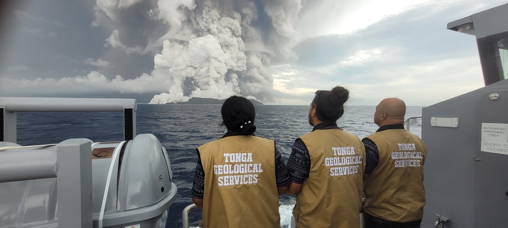 1月14日，從湯加哈派群島 （Haʻapai）上看到火山噴發。（翻攝臉書「Tonga Geological Services」）