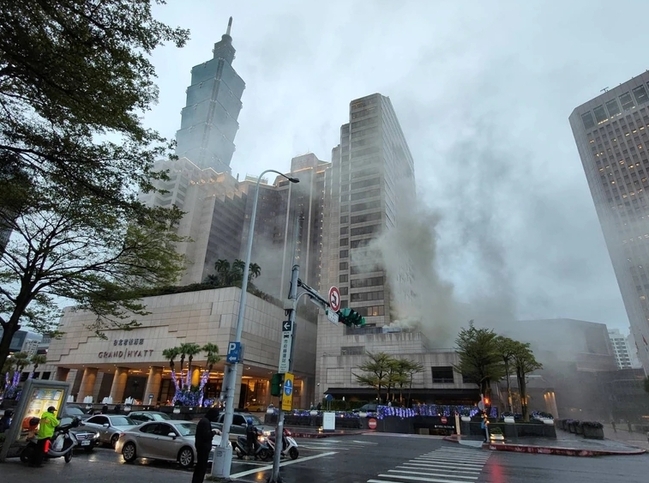 北市君悅飯店驚傳火警 濃煙竄天際 緊急疏散258人 | 華視新聞
