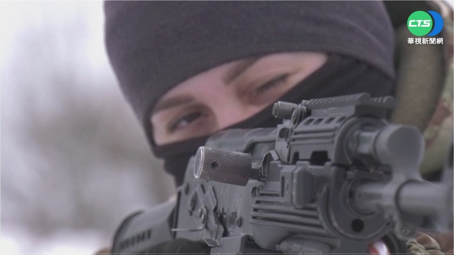 烏克蘭女兵秀訓練影片 宣傳護國決心! | 華視新聞
