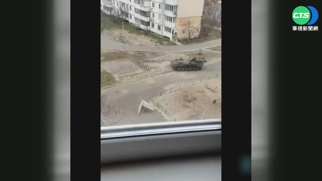 驚! 俄裝甲車輾壓行進間烏克蘭轎車 | 華視新聞