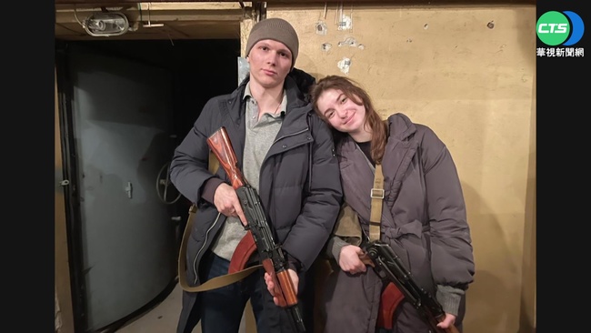 戰火下完婚 烏克蘭情侶下秒提槍上沙場 | 華視新聞