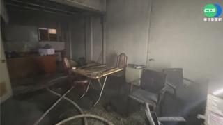 公司開春摸彩突停電 摸黑拿手電筒繼續