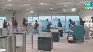 終於回家! 10旅烏台人逃離戰火抵桃機