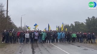 烏克蘭人抵抗到底! 揮國旗肉身擋俄軍車