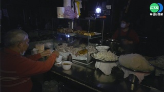 南台灣持續停電! 店家難營業.民摸黑買飯