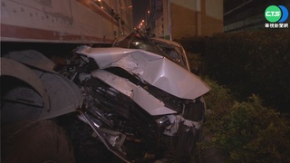 醉駕駛想鑽車縫 過不去"慘夾"分隔島