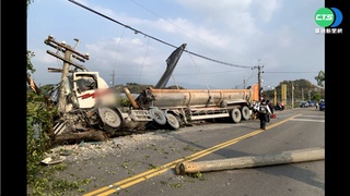 小客遭砂石車撞進水溝! 副駕老翁不治