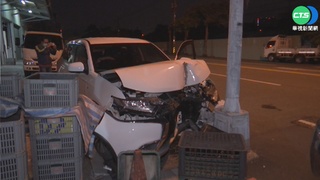 駕車分神撿東西 男失控逆向撞斷路燈
