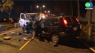 瓦斯貨車對撞休旅車! 車頭全毀.滿地瓦斯桶