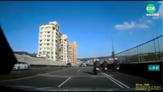 行車糾紛出腳踹人 惡騎士險釀連環撞